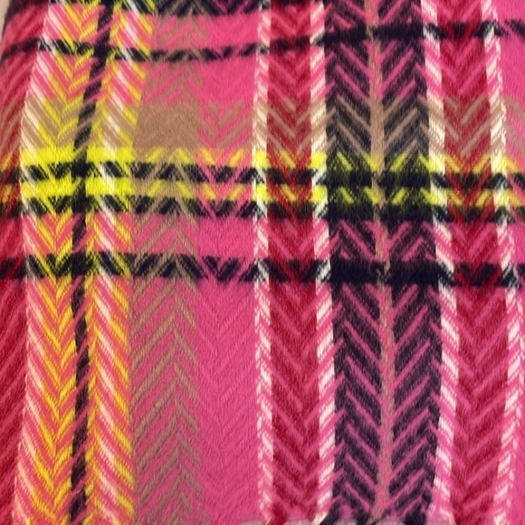 100% Cashmere Made in Scotland Pink Plaid Scarf with Fringe - Picture 8 of 13